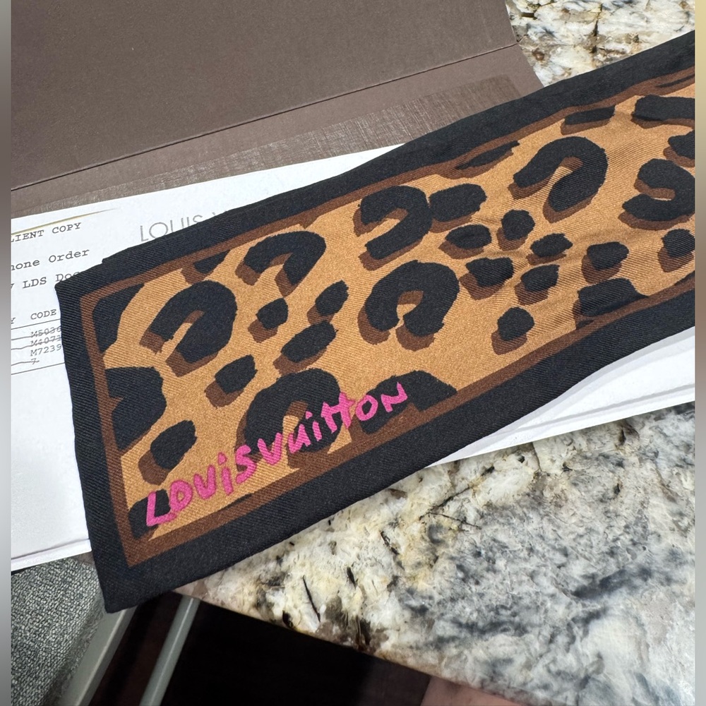 100% Authentic LOUIS VUITTON Leopard LV World Twilly Scarf